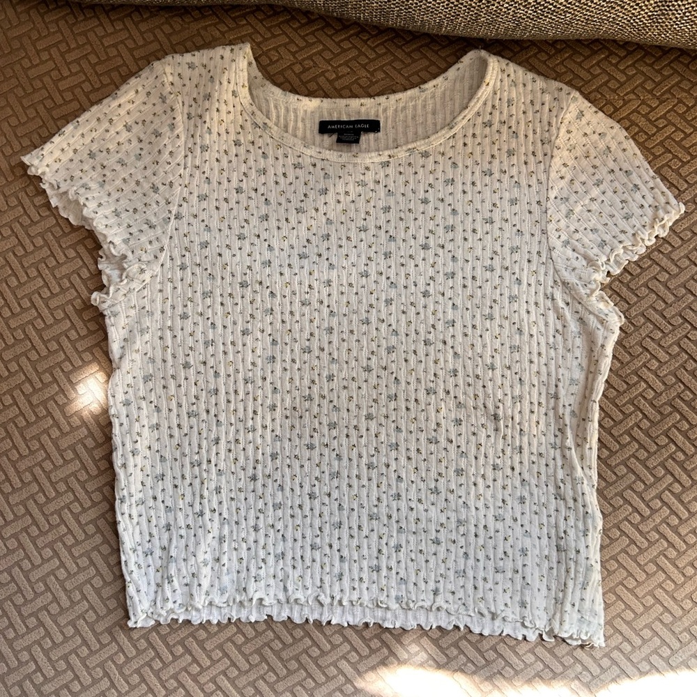 M American Eagle Outfitters White Floral Baby Tee